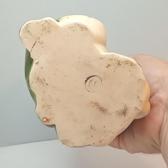 Vintage ceramic frog playing banjo infront of cattails planter. - Picture 8 of 10